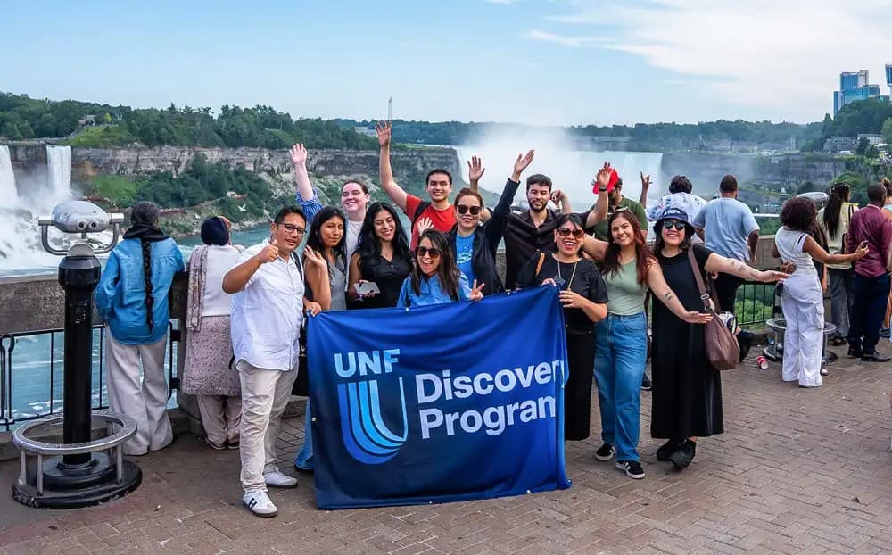 Group shot of UNF Discovery Program participants at the niagarafalls
