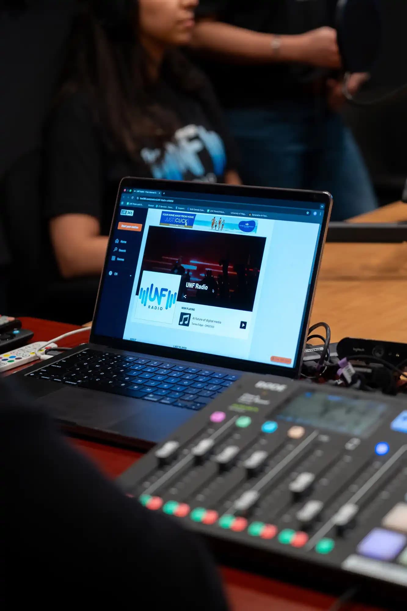 Laptop screen shows the UNF radio page